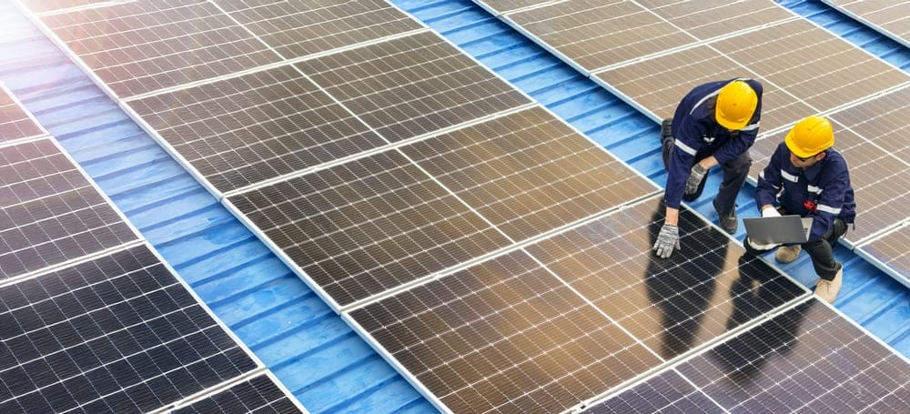 Professionnels en cours d'installation de panneaux solaires