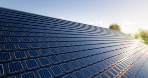 Toiture avec des tuiles solaires