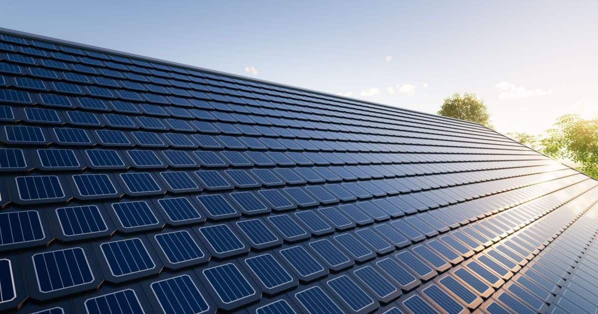 Toiture avec des tuiles solaires