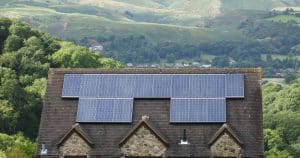 Panneaux solaires sur toitures anciennes