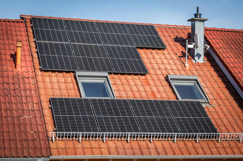 panneaux-solaires-toiture-rouge Panneaux solaires sur toiture inclinée rouge