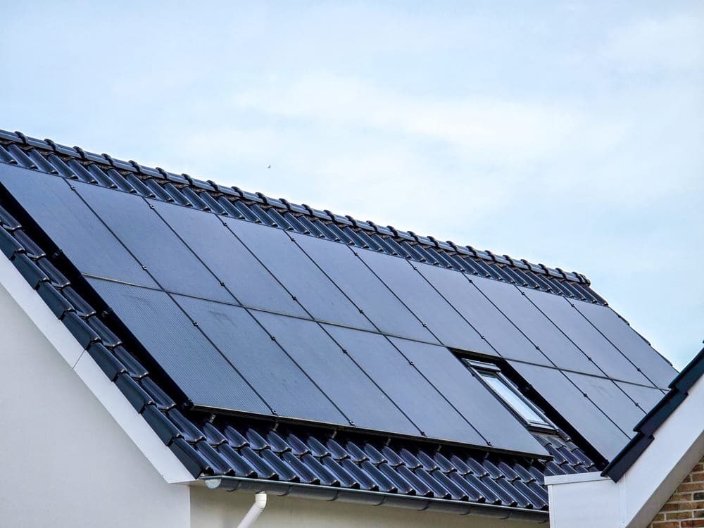 panneaux-tesla-sur-toiture Panneaux solaires Tesla sur toiture