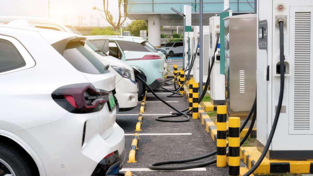 recharge-voiture-au-travail Bornes de recharge électriques publiques