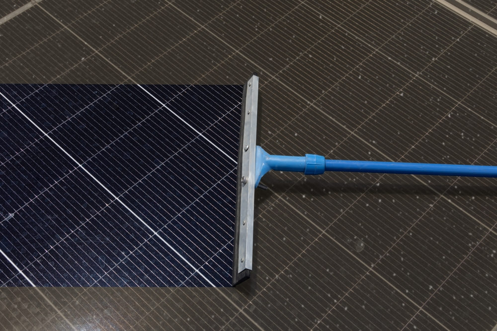 Dépoussiérage des panneaux solaires
