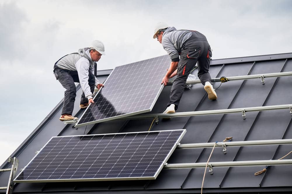 Professionnels qui installent des panneaux solaires