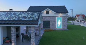 Maison équipée de panneaux solaires avec batterie de stockage pour une installation photovoltaïque 5000W