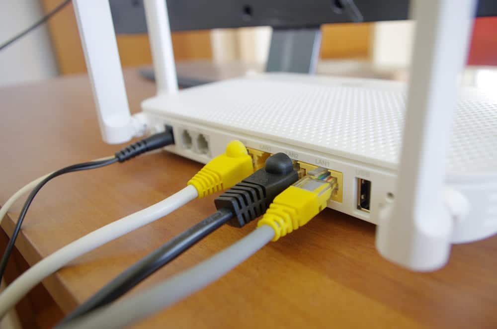 Câbles Ethernet connectés à une box internet routeur WiFi avec ports LAN pour connexion réseau domestique