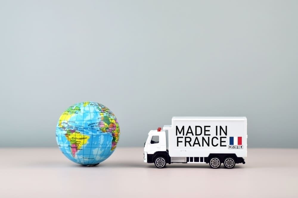 Camion jouet marqué Made in France avec globe terrestre symbolisant fabrication française marque Somfy