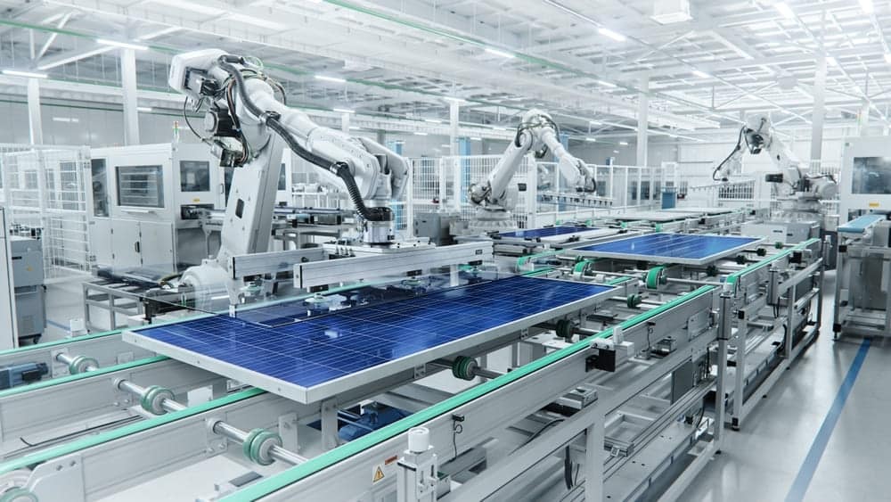 Chaîne de production automatisée avec robots assemblant des panneaux solaires photovoltaïques en usine moderne