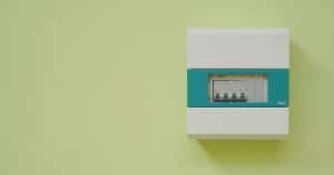 Coffret électrique moderne avec disjoncteurs de protection pour installation de panneaux solaires photovoltaïques