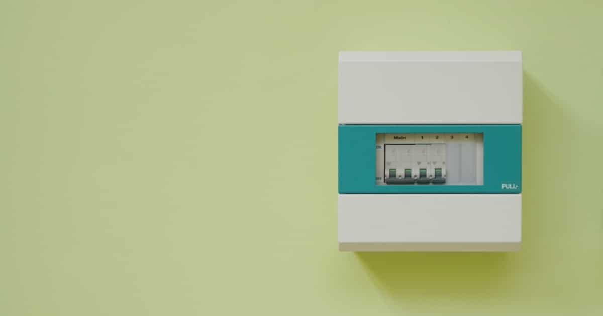 Coffret électrique moderne avec disjoncteurs de protection pour installation de panneaux solaires photovoltaïques
