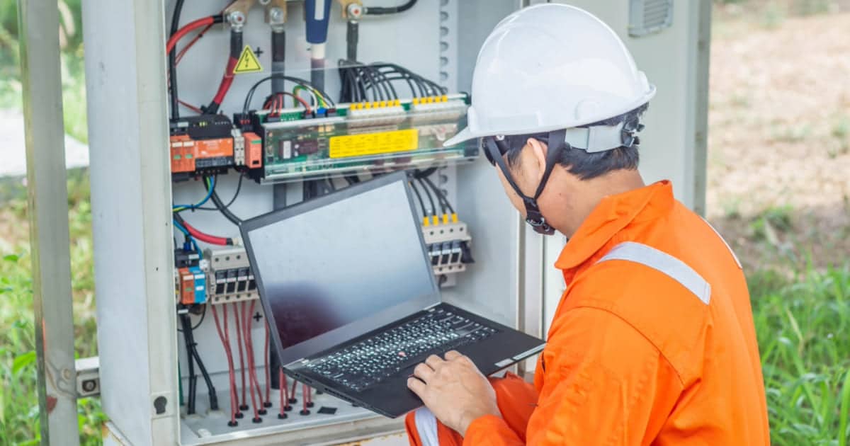 Main tenant smartphone avec application de surveillance et configuration de régulateur MPPT pour installation solaire