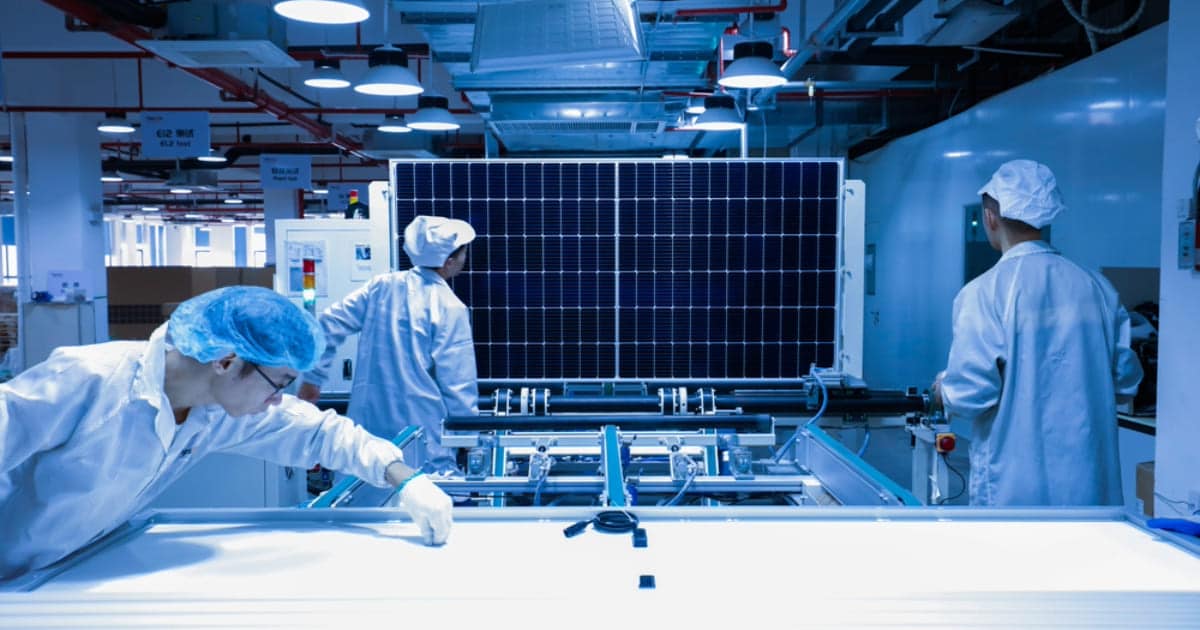 Chaîne de production industrielle de panneaux solaires avec technologie demi-cellules photovoltaïques en usine