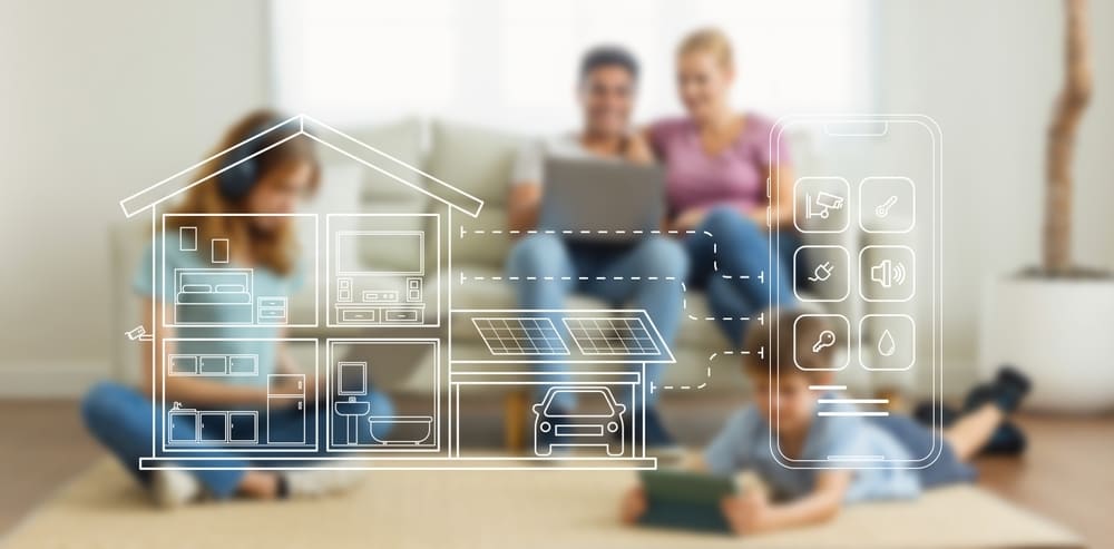 Famille utilisant système domotique maison connectée avec panneaux solaires et contrôle smartphone application Somfy