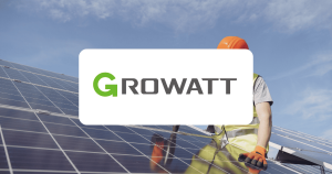 Logo Growatt marque d'onduleurs solaires avec techniciens installant des panneaux photovoltaïques