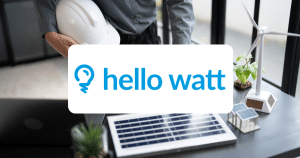 Logo HelloWatt comparateur solaire 100% français avec ingénieur et maquette de panneau photovoltaïque sur bureau