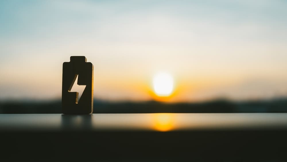 Icône symbole de batterie de stockage d'énergie solaire au coucher du soleil représentant l'autonomie photovoltaïque