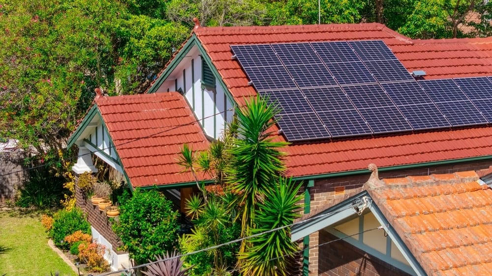 Vue aérienne de lotissement résidentiel avec maisons modernes équipées de panneaux solaires conformes au PLU