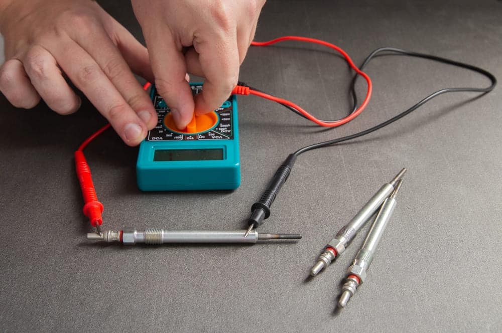 Utilisation d'un multimètre avec sondes de test pour mesurer la tension électrique d'un panneau solaire