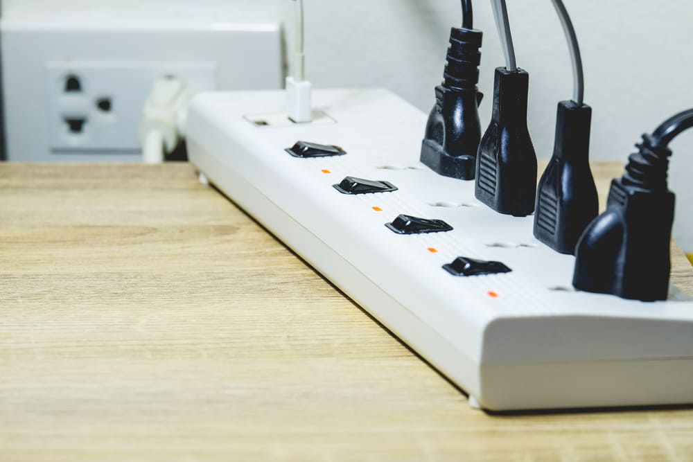 Multiprise électrique avec interrupteurs individuels pour couper la veille des appareils et réduire la consommation fantôme