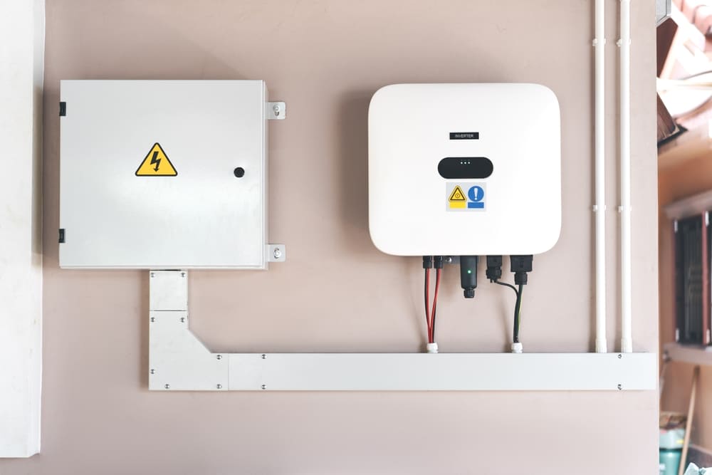 Onduleur solaire Growatt installé sur mur avec coffret électrique pour système photovoltaïque domestique