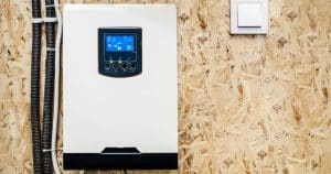 Onduleur et régulateur de charge avec écran digital pour batterie panneau solaire 4000W fixé sur mur OSB
