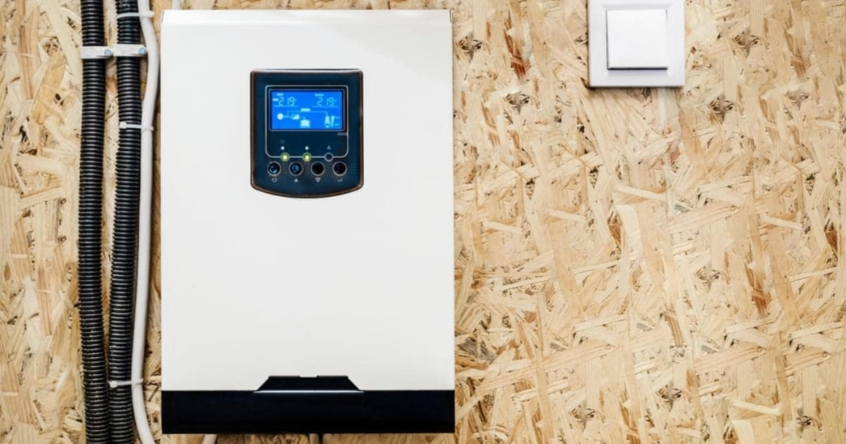Onduleur et régulateur de charge avec écran digital pour batterie panneau solaire 4000W fixé sur mur OSB