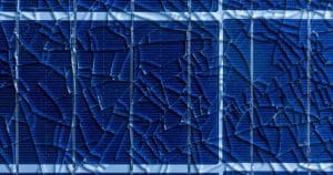 Panneau solaire photovoltaïque avec cellules fissurées et cassées montrant dommages et fissures sur modules bleus