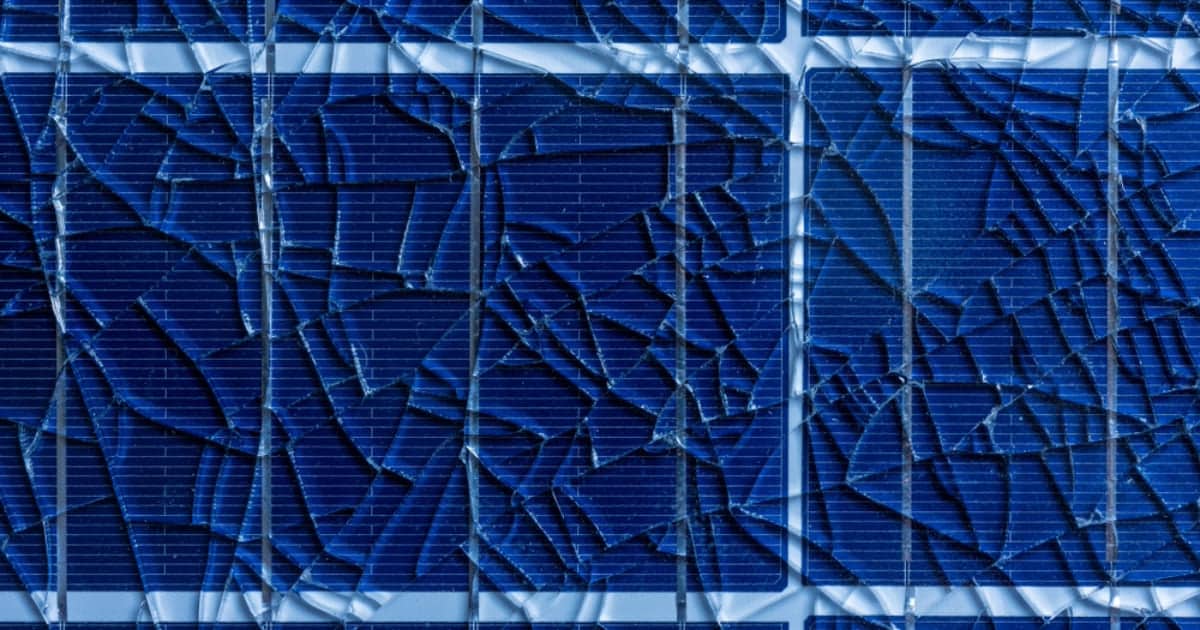 Panneau solaire photovoltaïque avec cellules fissurées et cassées montrant dommages et fissures sur modules bleus