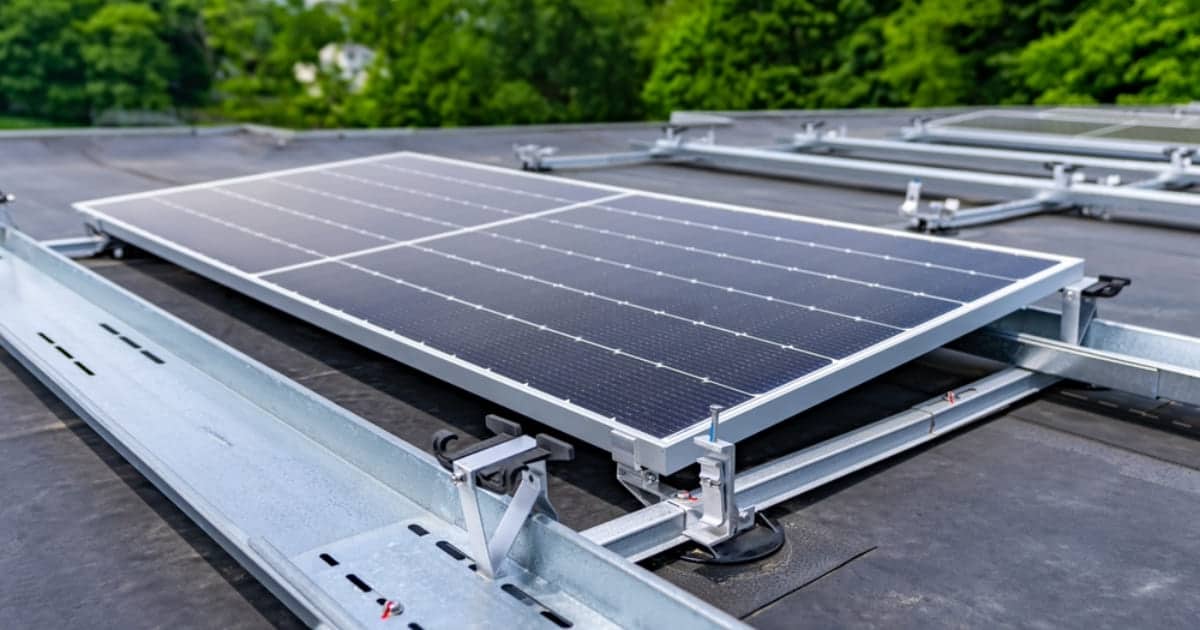 Panneau solaire photovoltaïque monté sur structure aluminium pour installation sur toit plat avec membrane EPDM