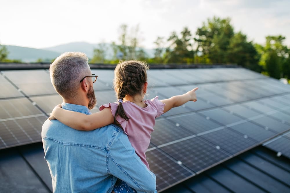 Maison équipée de panneaux photovoltaïques pour l’autoconsommation d’électricité solaire en famille