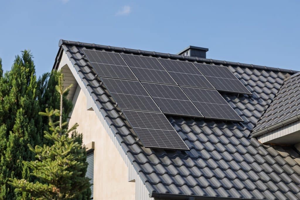 Installation de panneaux solaires photovoltaïques 3 kW sur toiture en tuiles noires d'une maison individuelle
