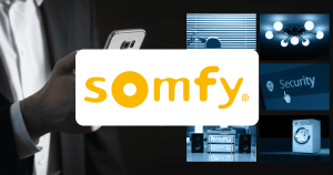 Logo Somfy marque leader de domotique avec personne tenant smartphone contrôlant appareils maison connectée intelligente