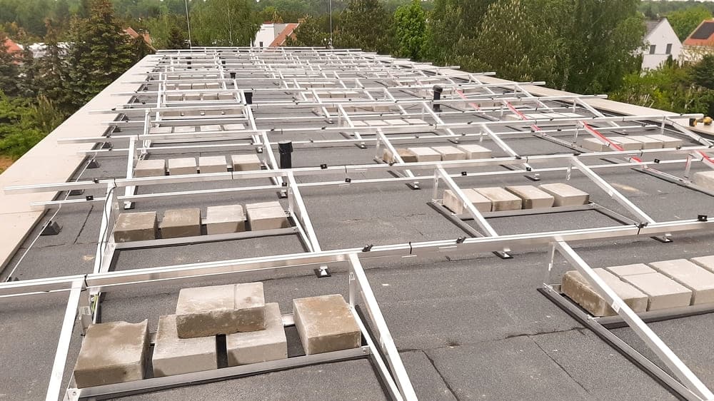 Structure aluminium avec blocs de lestage en béton pour installation panneaux solaires sur toit plat