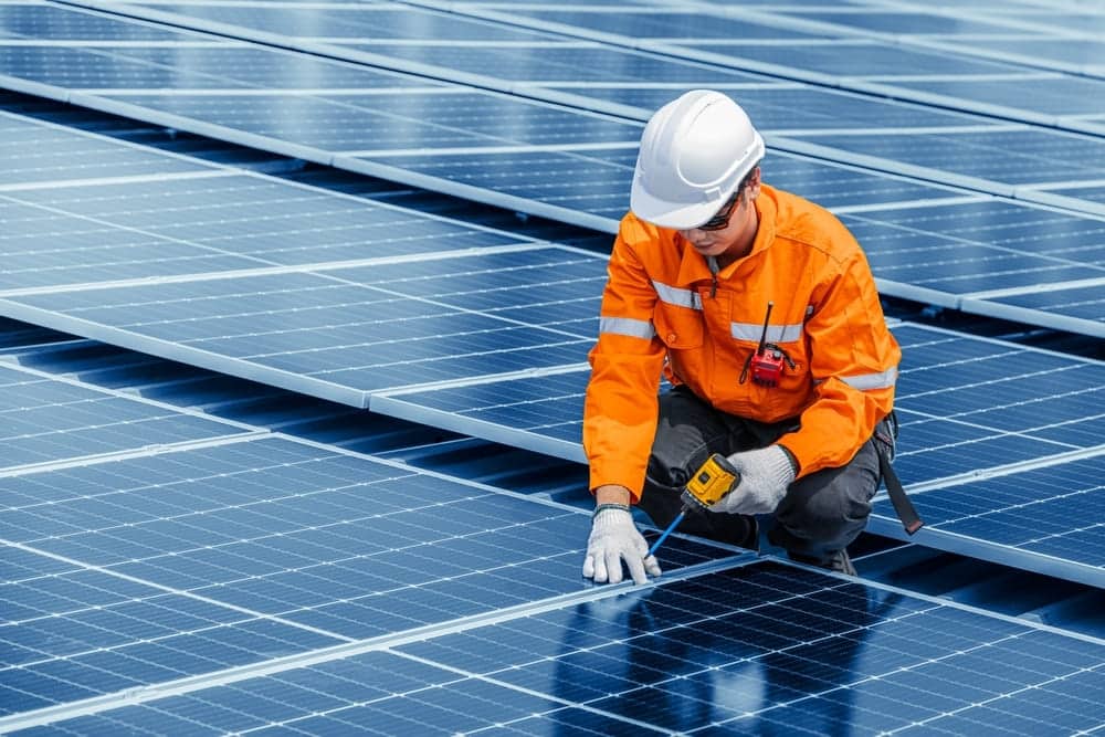 Technicien professionnel inspectant et maintenant des panneaux solaires à technologie demi-cellules photovoltaïques