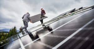 Batterie de stockage d'énergie solaire installée sur façade extérieure avec coffrets électriques et câblage