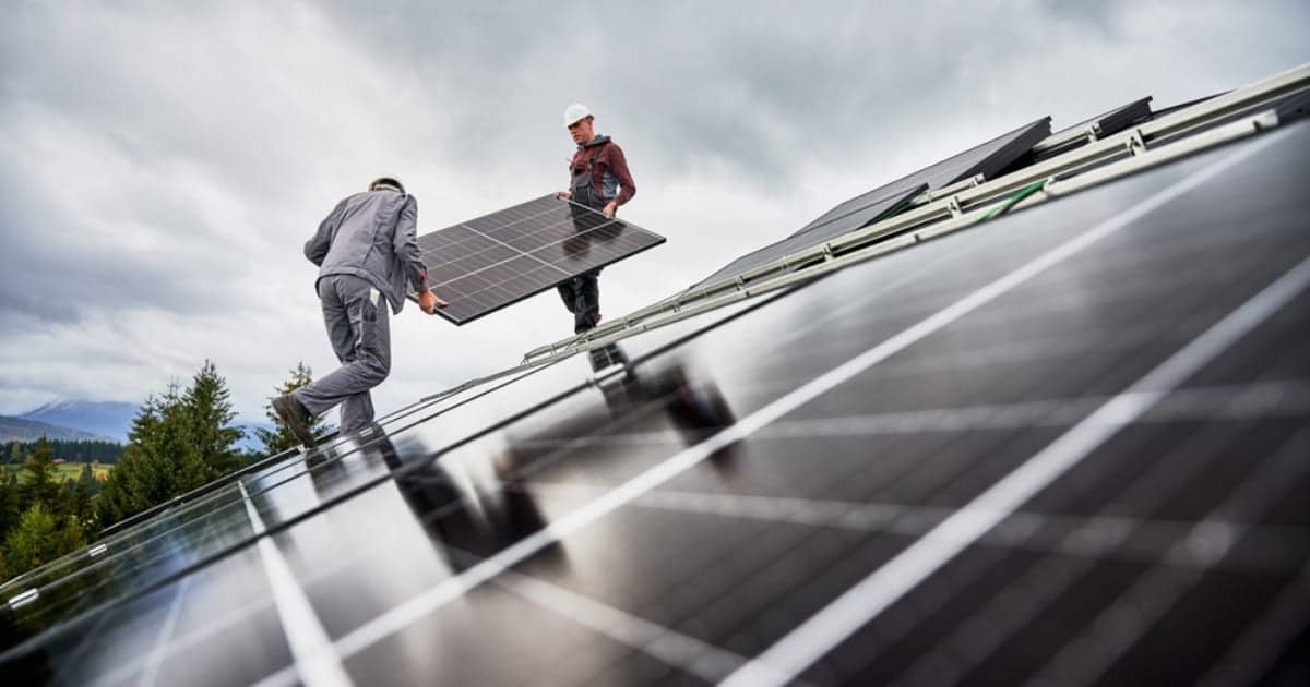 Batterie de stockage d'énergie solaire installée sur façade extérieure avec coffrets électriques et câblage