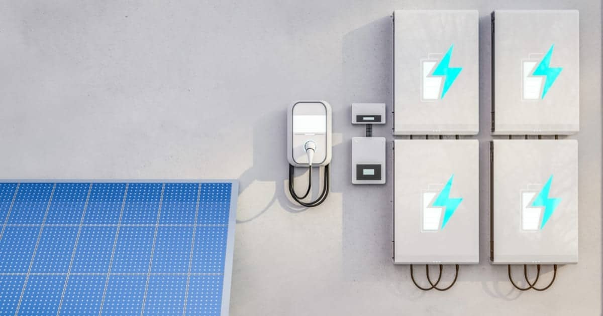 Système de stockage avec quatre batteries murales connectées à un panneau solaire et une borne de recharge pour installation 6000W