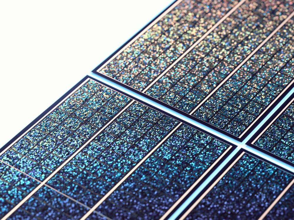 Vue macro de cellules photovoltaïques à base de graphène avec texture cristalline innovante