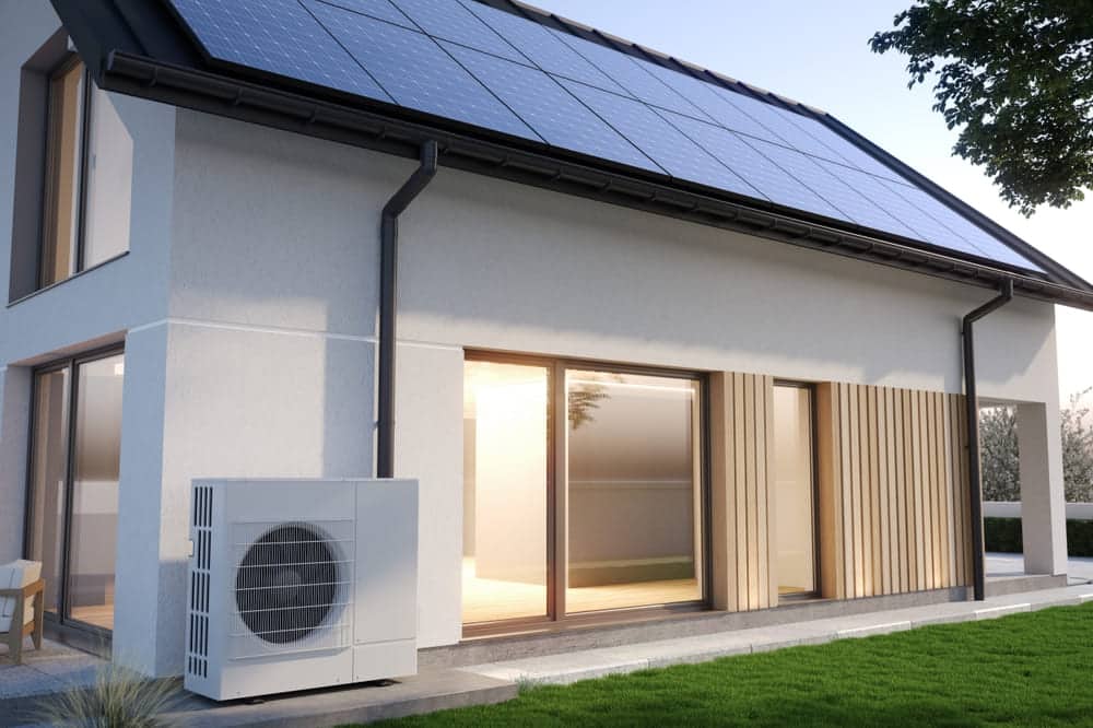 Maison équipée de panneaux solaires sur le toit et d'un climatiseur pompe à chaleur pour autoconsommation