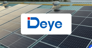 Logo de la marque Deye, fabricant d'onduleurs solaires, sur fond de panneaux photovoltaïques installés sur toiture
