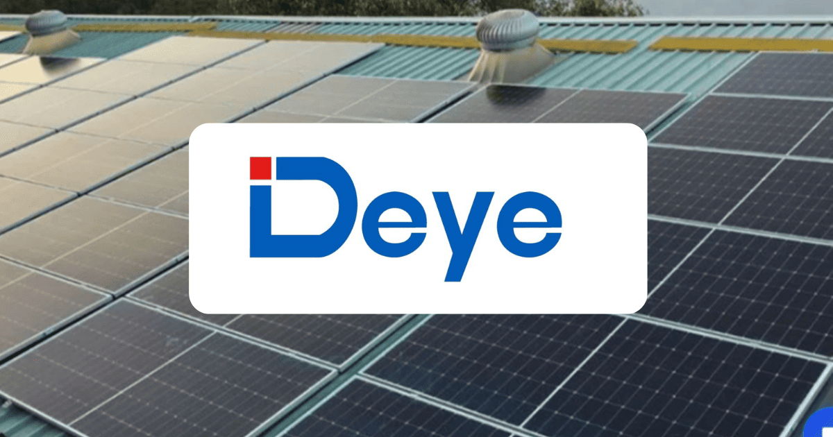 Logo de la marque Deye, fabricant d'onduleurs solaires, sur fond de panneaux photovoltaïques installés sur toiture
