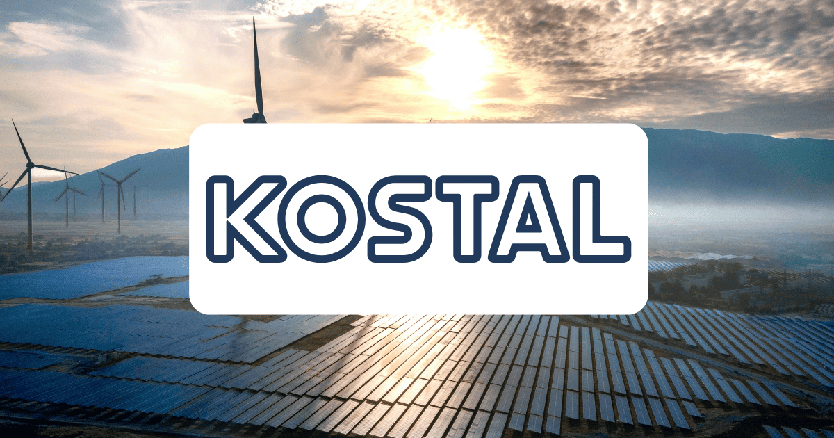 Logo de la marque Kostal, fabricant allemand d'onduleurs solaires, sur fond de centrale photovoltaïque et éoliennes
