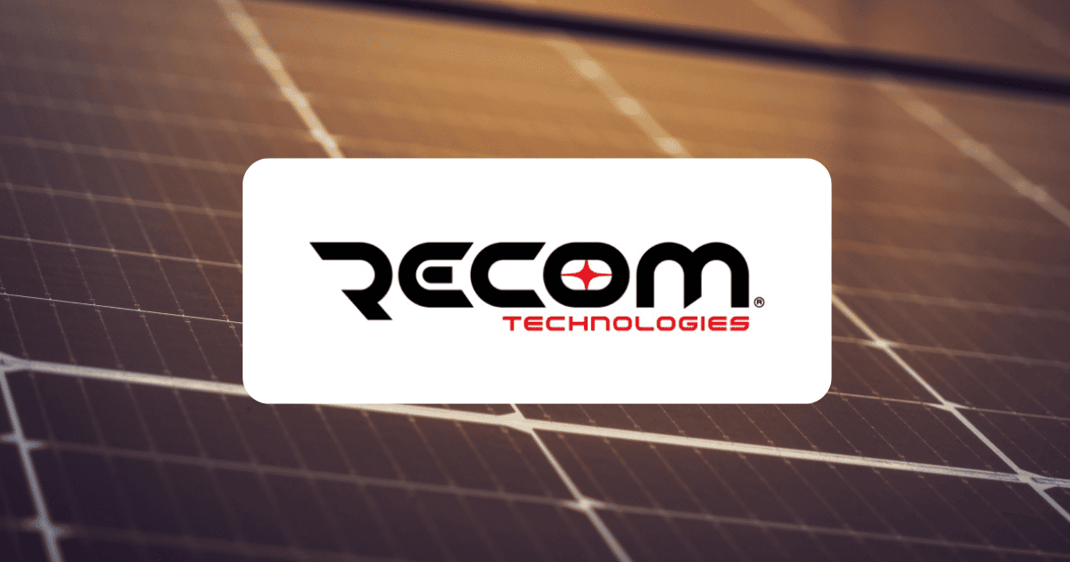Logo de la marque Recom Technologies, fabricant de panneaux solaires photovoltaïques, sur fond de cellules solaires
