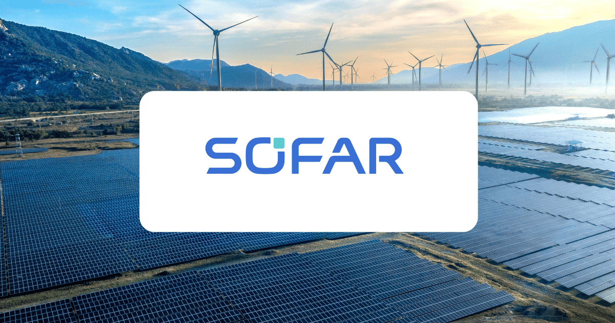 Logo de la marque Sofar, fabricant d'onduleurs solaires, sur fond de centrale photovoltaïque et éoliennes