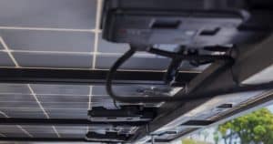 Micro-onduleurs installés à l'arrière des panneaux solaires pour optimiser la production de chaque module