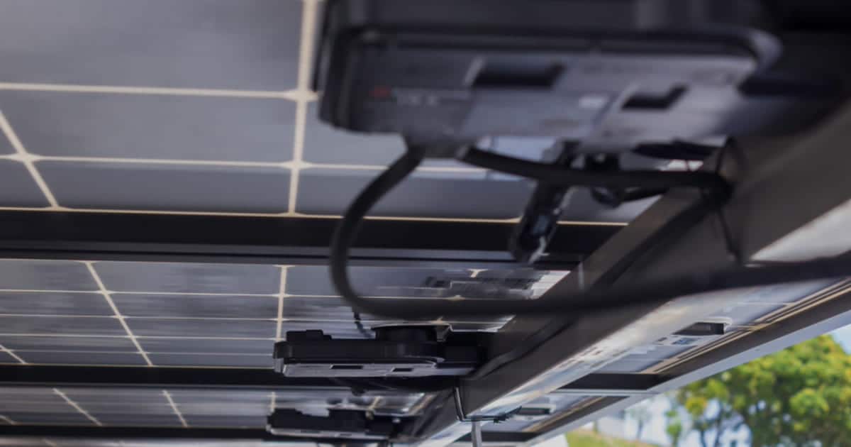 Micro-onduleurs installés à l'arrière des panneaux solaires pour optimiser la production de chaque module