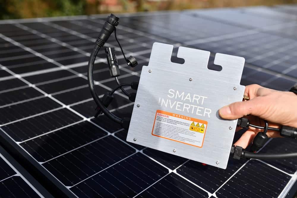 Micro-onduleur Smart Inverter avec connecteurs MC4 installé sur un panneau solaire photovoltaïque