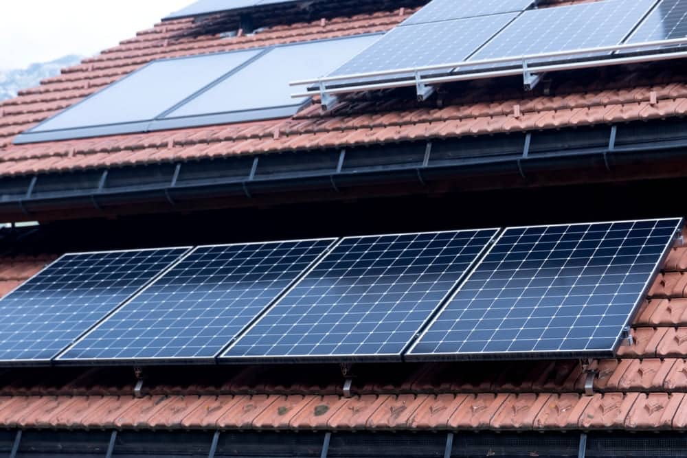 Panneaux photovoltaïques installés en surimposition sur une toiture en tuiles pour produire de l'électricité solaire