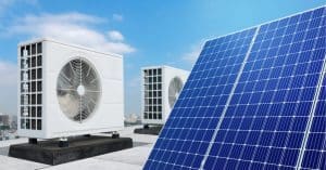 Panneaux solaires photovoltaïques installés à côté d'unités de climatisation sur une toiture terrasse